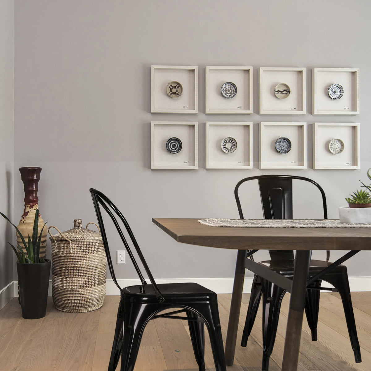 Zwarte metalen Bistrostoelen VANTAGGIO COMFORT aan een houten tafel van hjh OFFICE