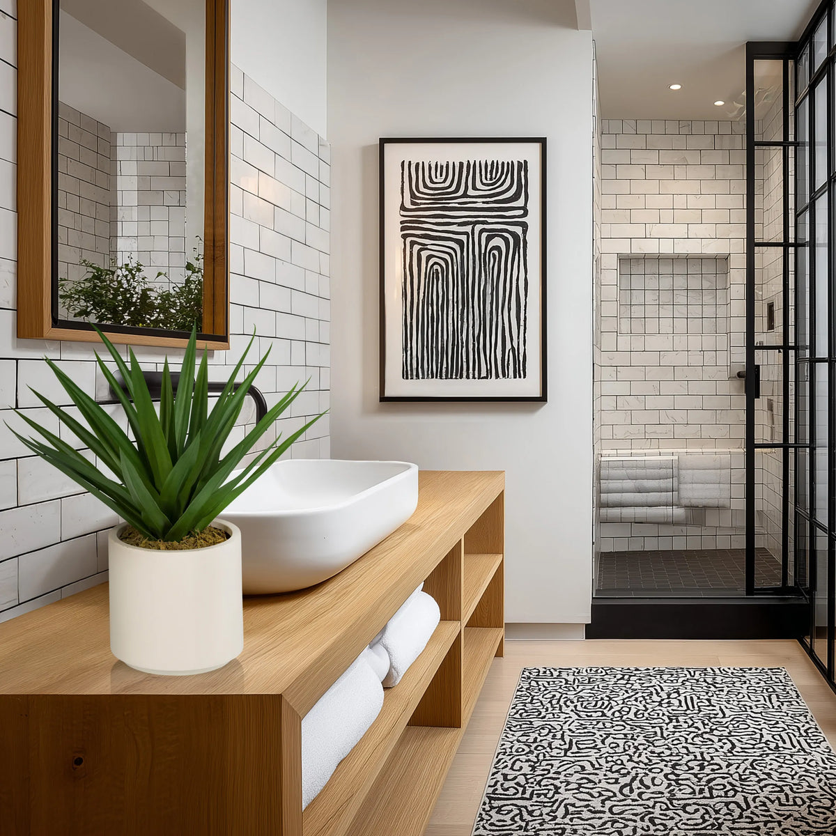 Groene kunstplant Agave in een witte pot op een houten plank van hjh OFFICE