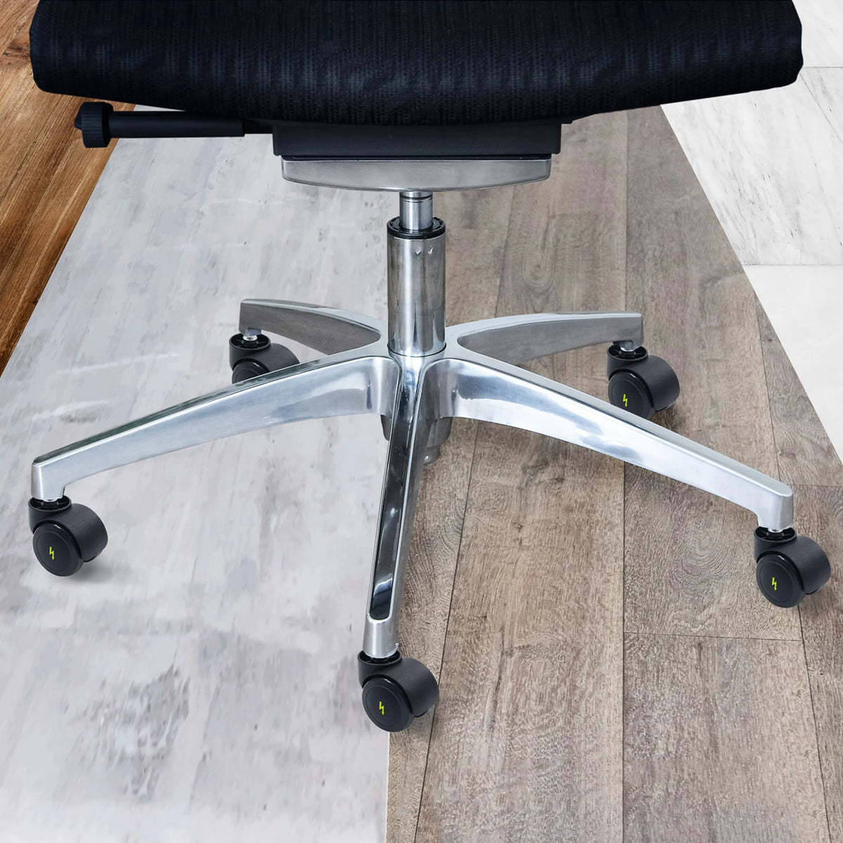 Fünfstrahniges Fußkreuz mit schwarzen Stuhlrollen 5x ROLO ESD 10mm/50mm aus poliertem Aluminium von hjh OFFICE