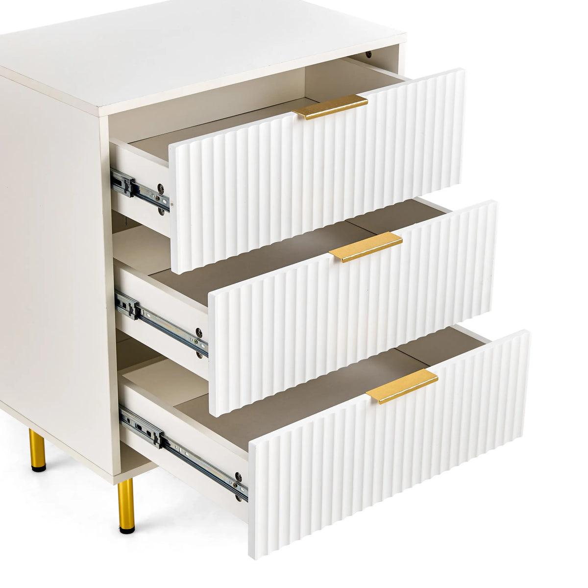 Uitgetrokken laden met geribbeld frontdesign van de Hjelle K commode in wit met goudkleurige grepen van hjh LIVING