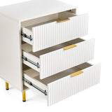 Uitgetrokken laden met geribbeld frontdesign van de Hjelle K commode in wit met goudkleurige grepen van hjh LIVING