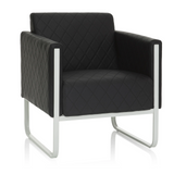 Zwarte gestoffeerde fauteuil ARUBA STEP met ruitstiksel en zilverkleurig frame van hjh OFFICE – 360-gradenweergave (vooraanzicht 20°)