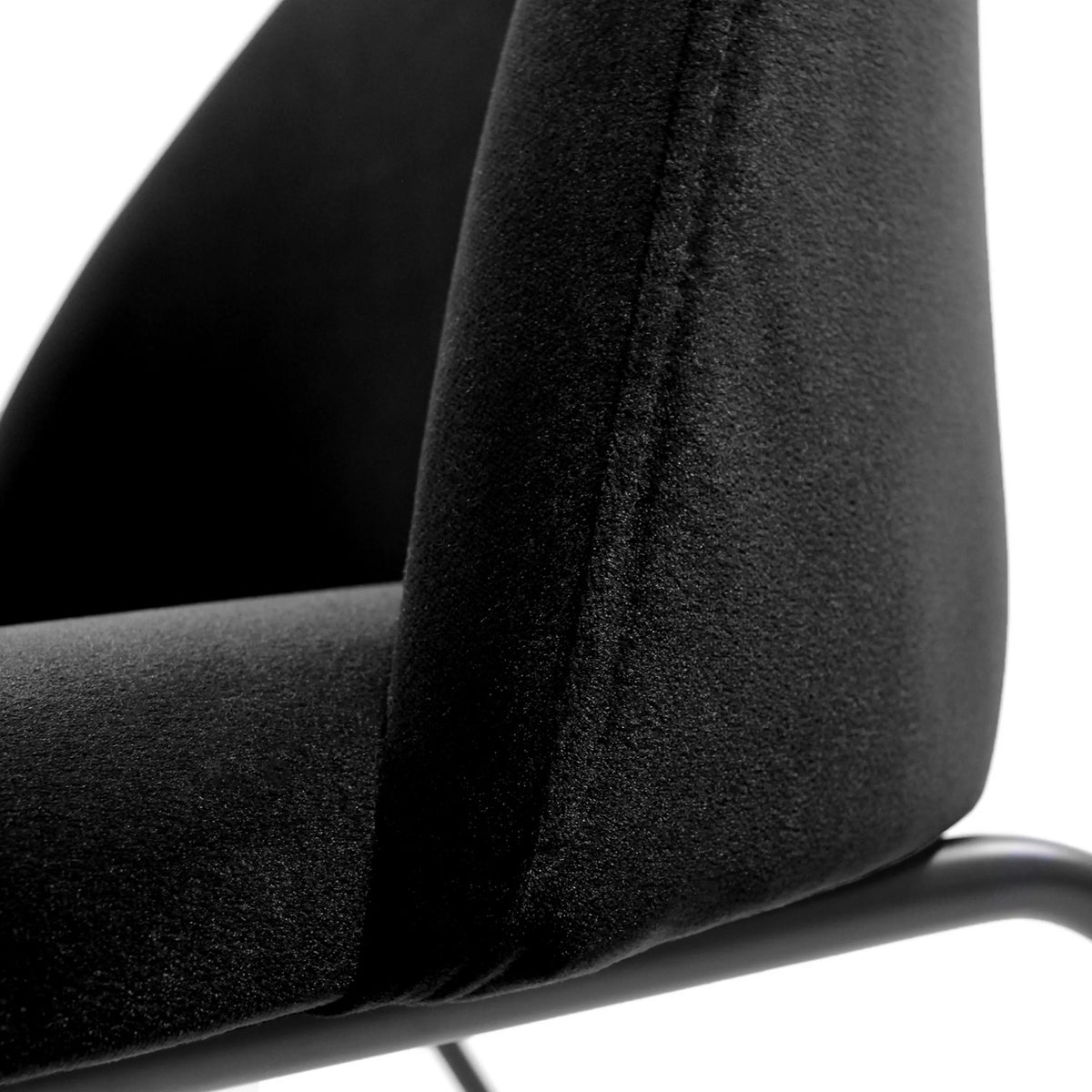 Zwarte stoffen bekleding van de Gestoffeerde stoel VELVO van hjh OFFICE