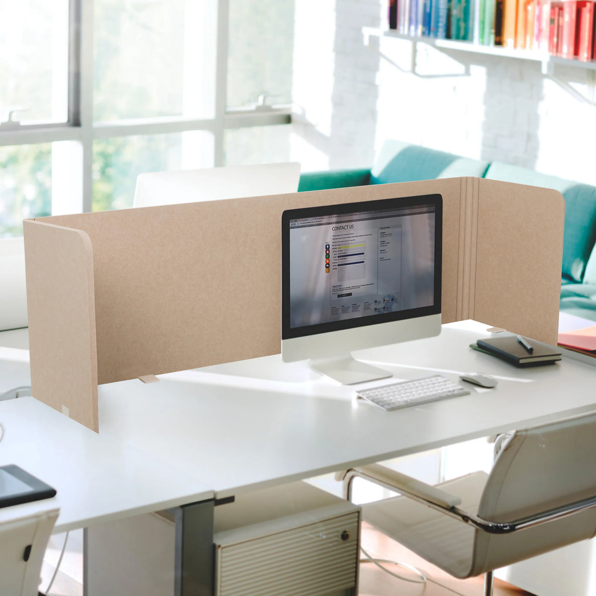 Beige tafelverdeler FLEXMIUT U met een breedte van 160 cm op een wit bureau van hjh OFFICE