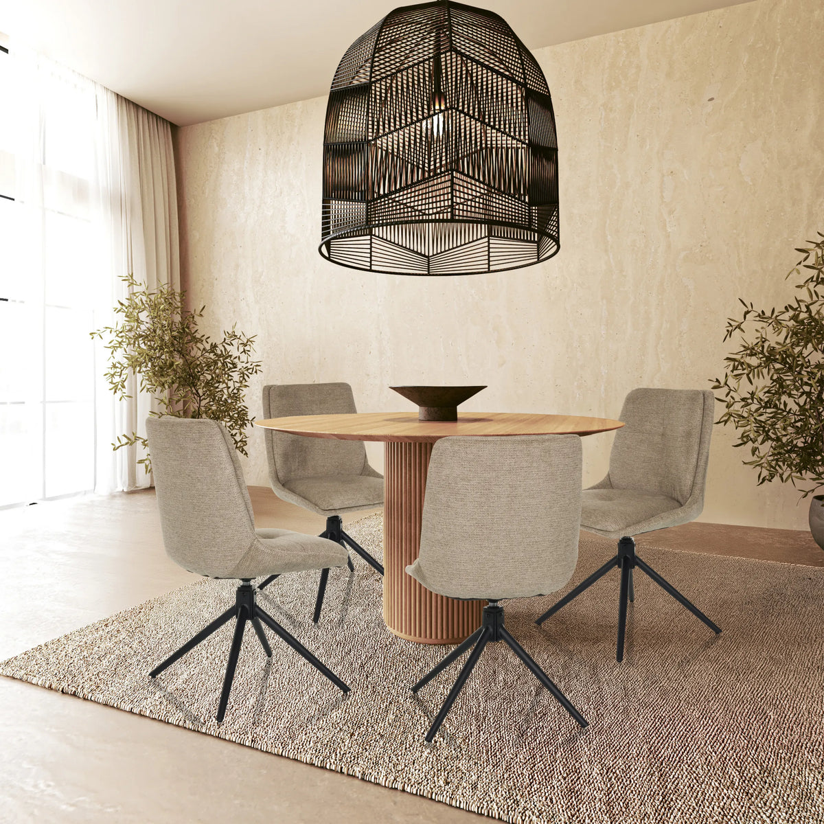 Vier beige gestoffeerde stoelen TARVISO I met zwarte stervormige onderstellen aan een ronde houten tafel van hjh LIVING