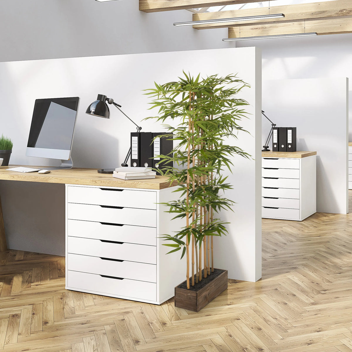Groene Kunstplant BAMBUS I in een donker houten pot voor op kantoor van hjh OFFICE
