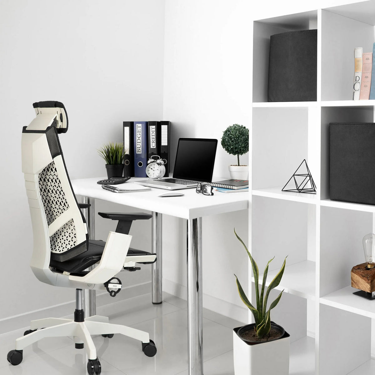 High end bureaustoel GENIDIA PRO WHITE in zwart-wit aan een wit bureau in een modern thuiskantoor van hjh OFFICE