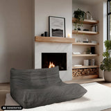 Grijze Sitzolo 2 loungestoel voor een open haard van hjh LIVING (AI-gegenereerde afbeelding)