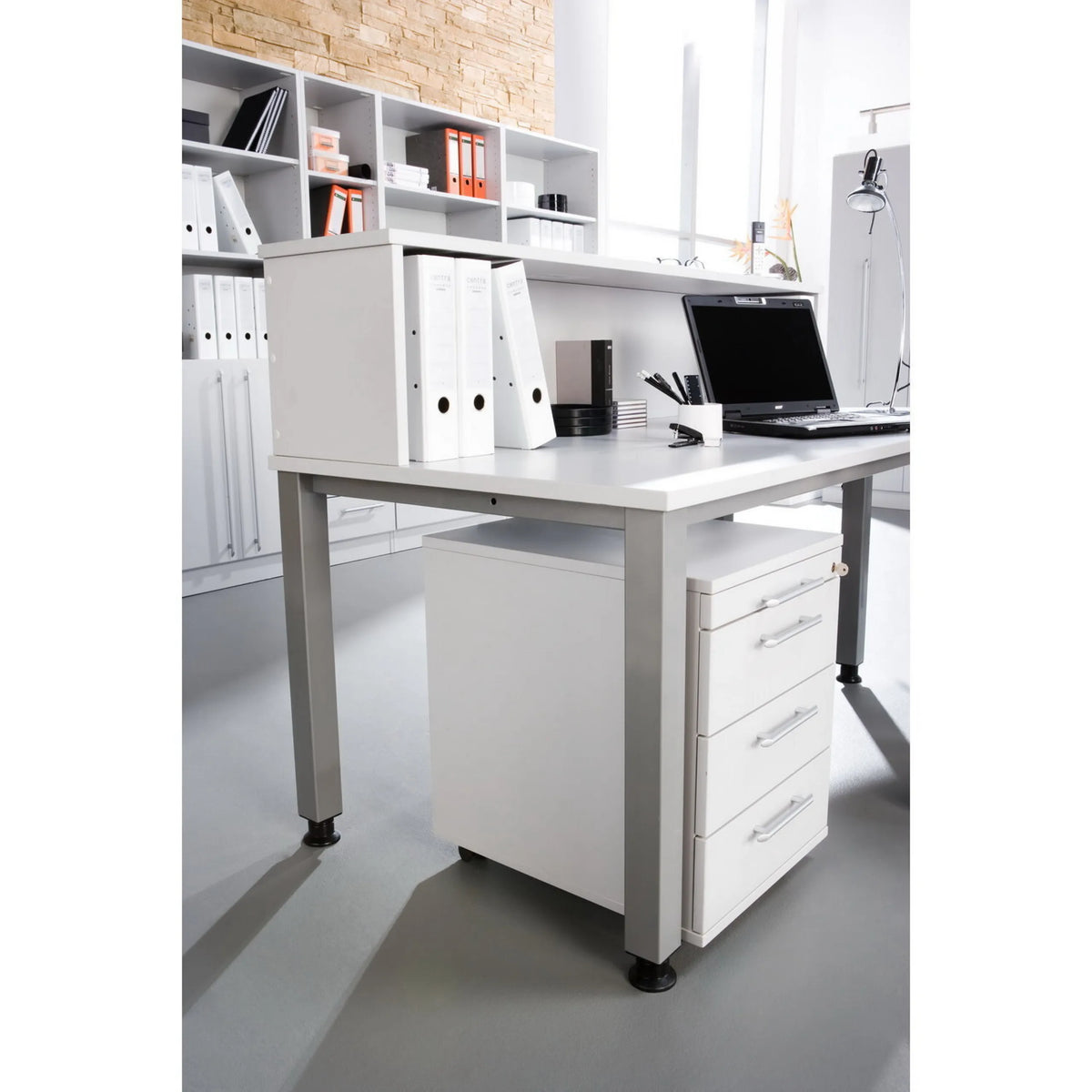 Höhenverstellbarer Schreibtisch QUEO 82 S in Asteiche mit Aufsatz und Rollcontainer von hjh OFFICE PRO