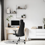 Zwarte professionele directiestoel YUCANO I aan een bureau in een lichte kamer van hjh OFFICE