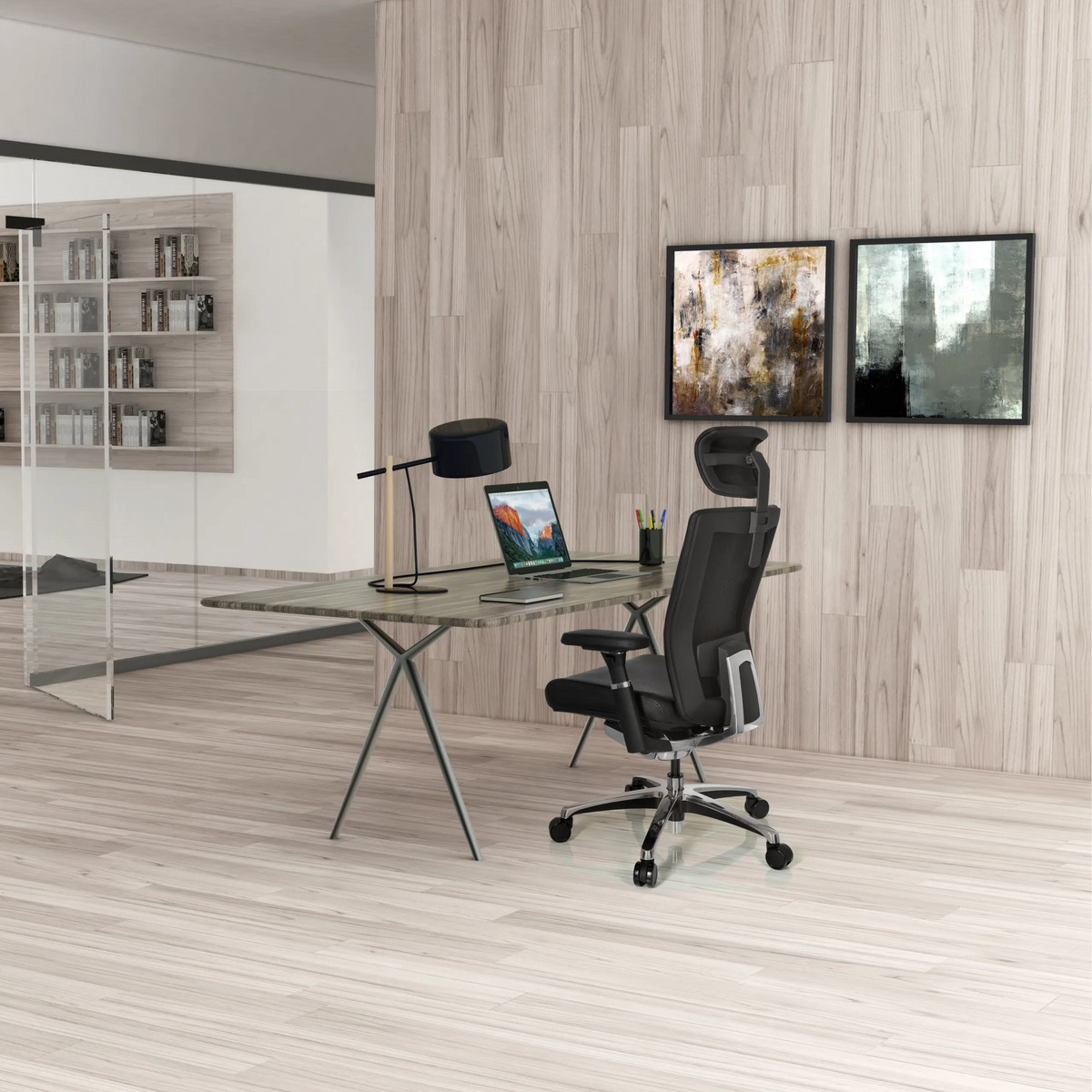 Zwarte professionele bureaustoel NOVA van leer aan een bureau in een modern ingericht kantoor van hjh OFFICE
