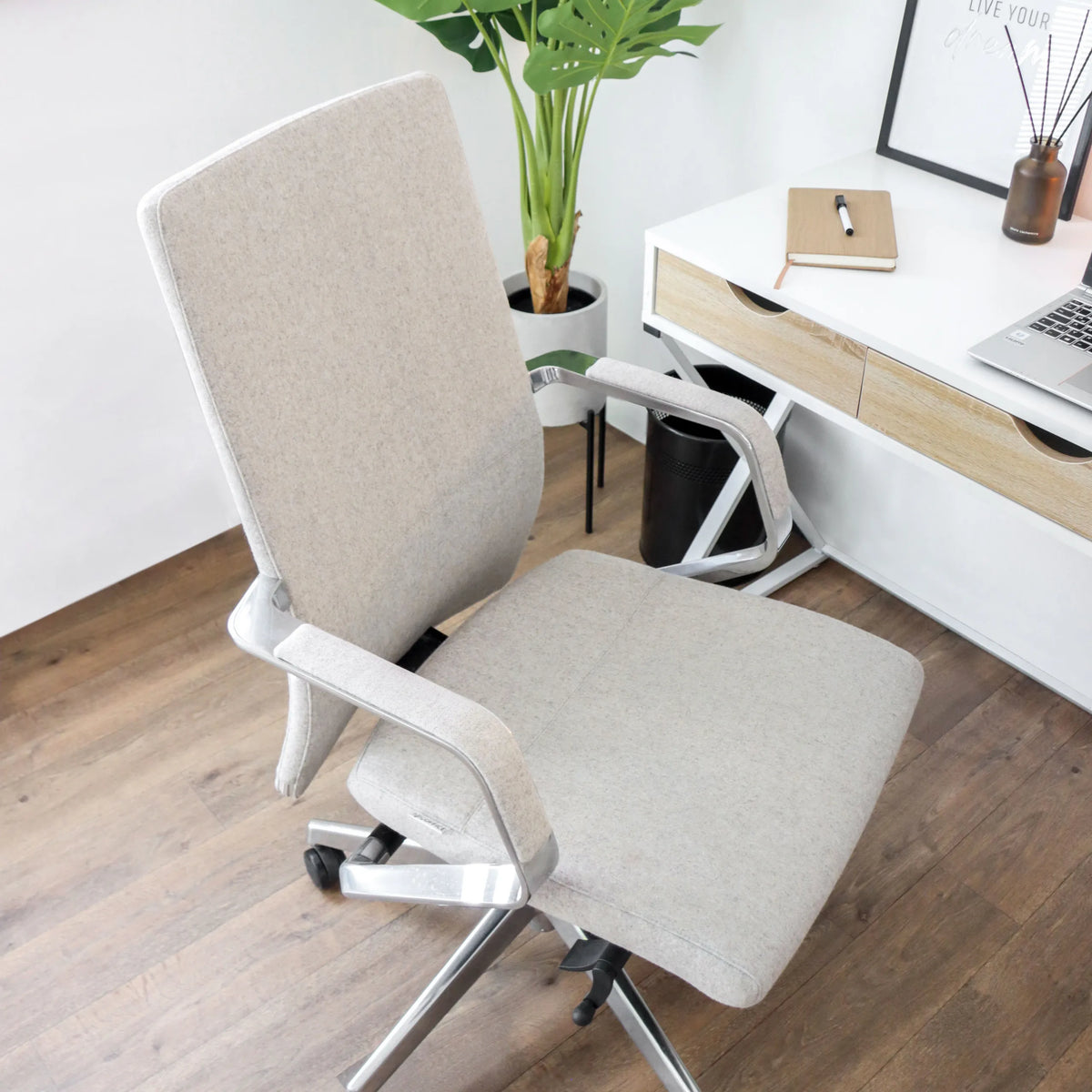 Beige professionele bureaustoel BESSONA met armleuningen en aluminium kruisvoet voor een wit bureau van hjh OFFICE