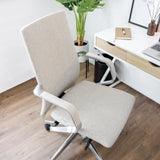 Beige professionele bureaustoel BESSONA met armleuningen en aluminium kruisvoet voor een wit bureau van hjh OFFICE