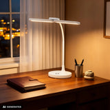 Witte Lumanova D6 bureaulamp met een brede lampenkap op een houten tafel van hjh OFFICE (AI-gegenereerde afbeelding)
