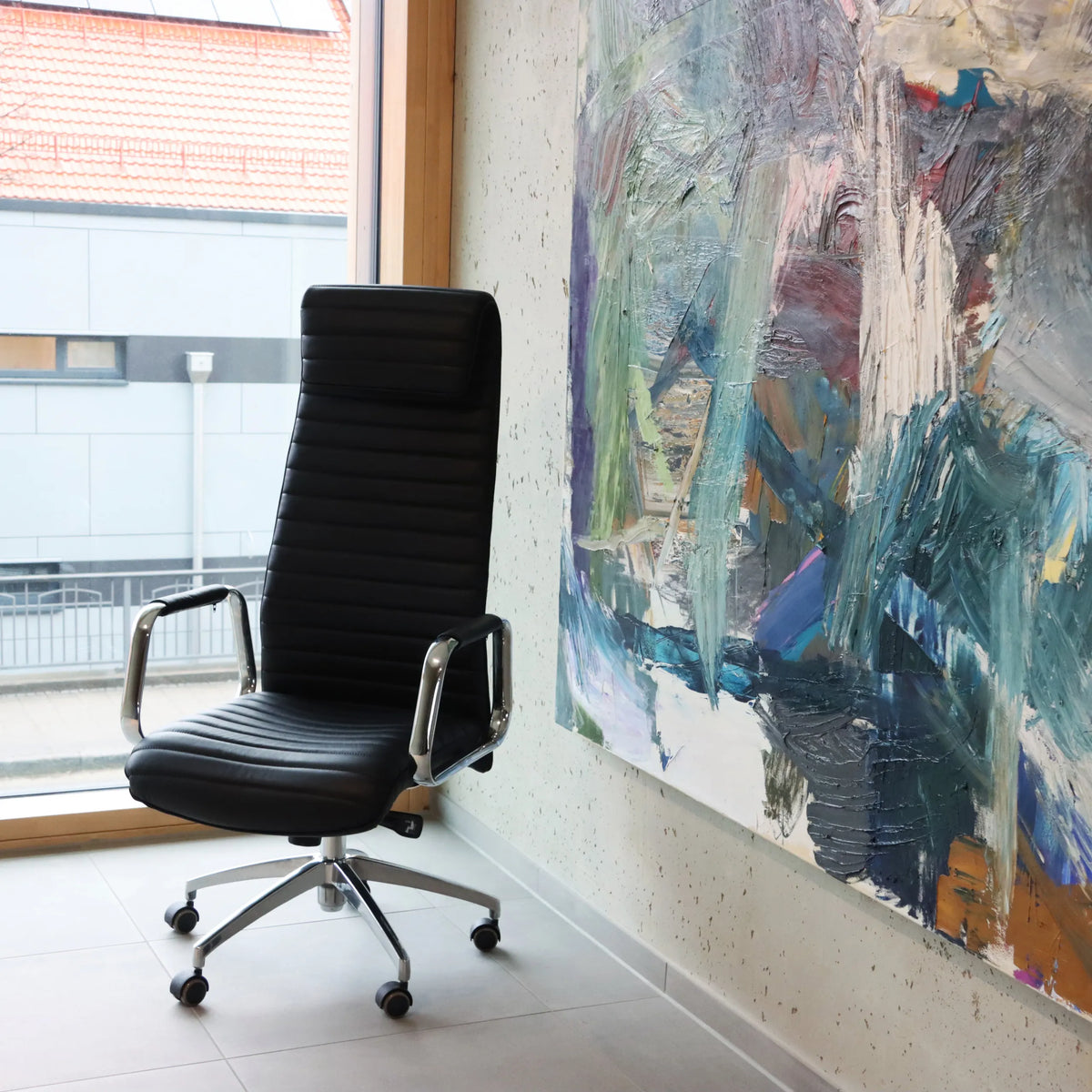 Luxe directiestoel ASPERA 20 in zwart met gewatteerde bekleding en chromen onderstel van hjh OFFICE