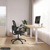 Thuisgebruik bureaustoel Malio in het zwart aan een in hoogte verstelbaar bureau van hjh OFFICE (AI-gegenereerde afbeelding)