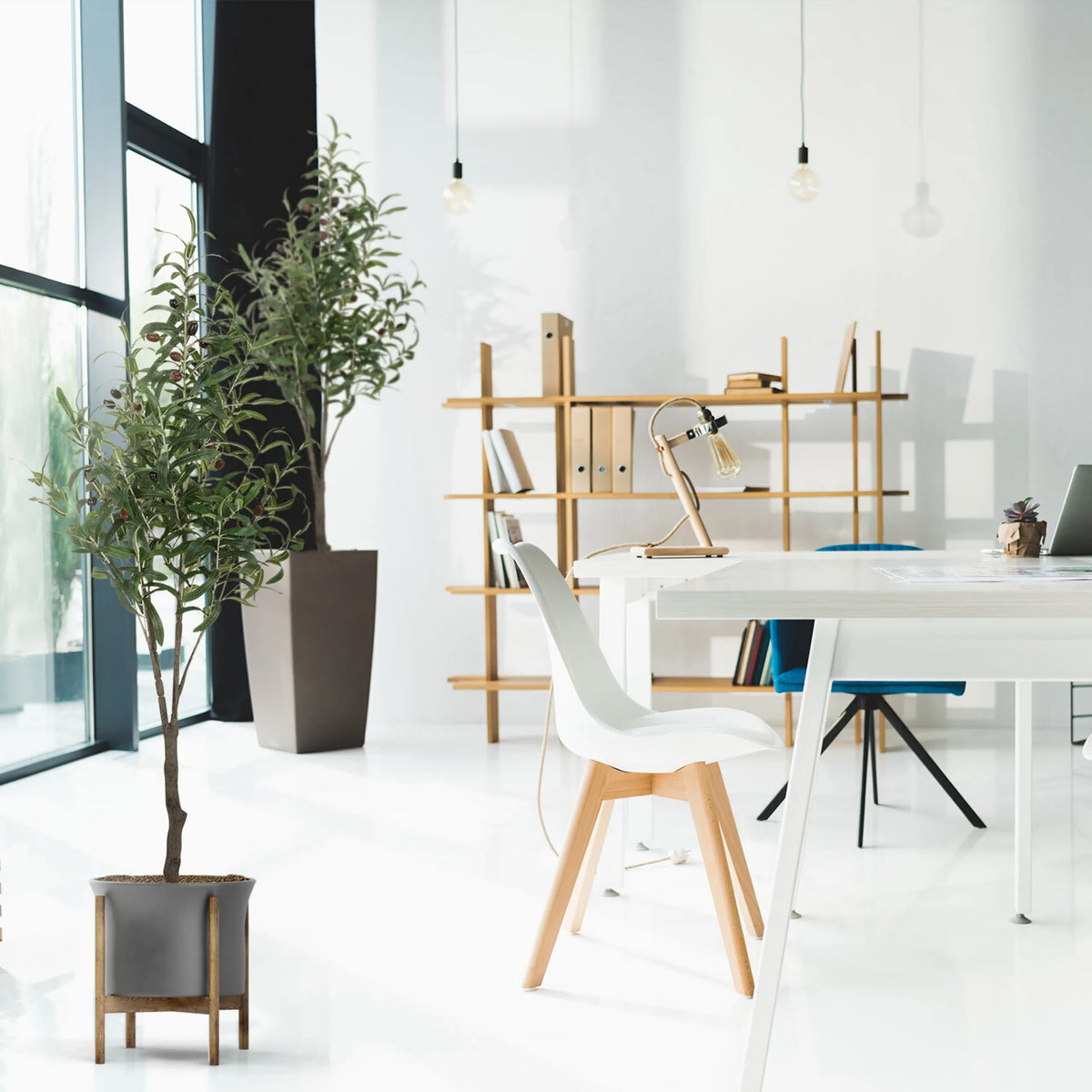 Kunstplant OLIVE in het groen met een grijze pot op een houten standaard van hjh OFFICE
