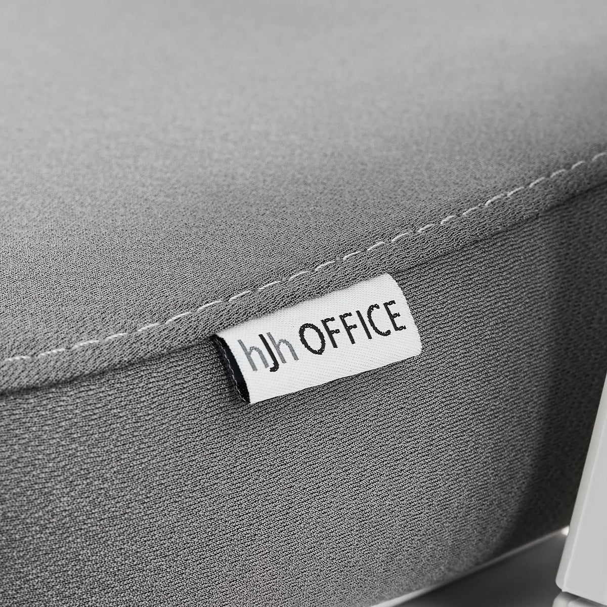 Merklabel op de grijze stoffen bekleding van de professionele bureaustoel Ergomy WF 2 van hjh OFFICE