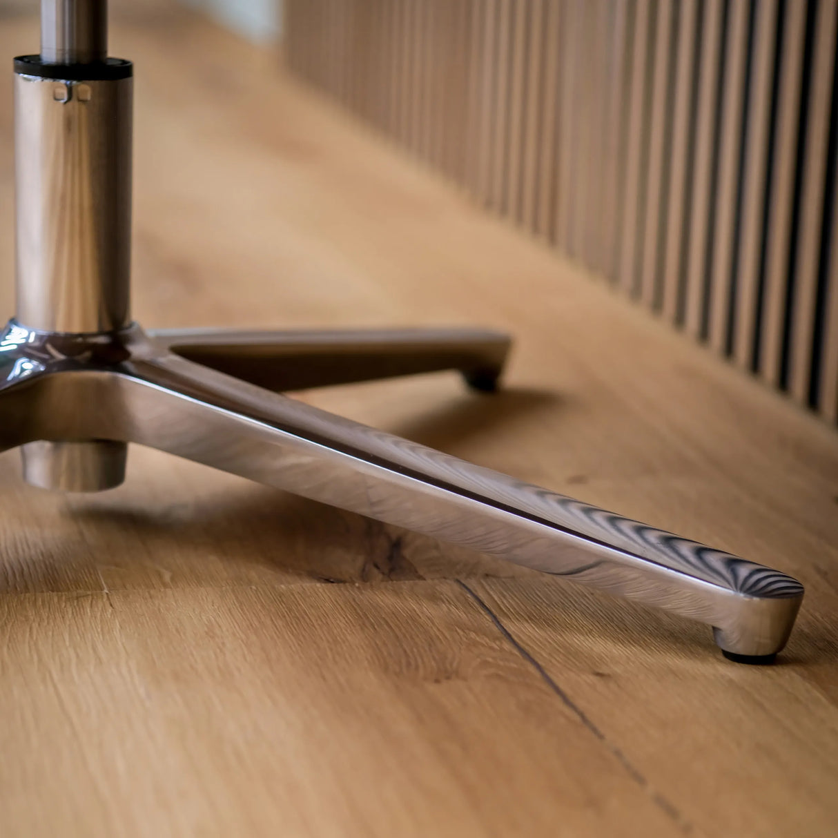 Gepolijst metalen frame met stervormige voet van de Lounge stoel ARTEMIA van hjh OFFICE