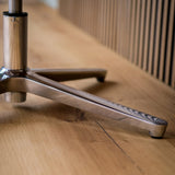 Gepolijst metalen frame met stervormige voet van de Lounge stoel ARTEMIA van hjh OFFICE