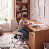 Beige Lumikid kinder bureaustoel aan een bureau van hjh OFFICE (AI-gegenereerde afbeelding)