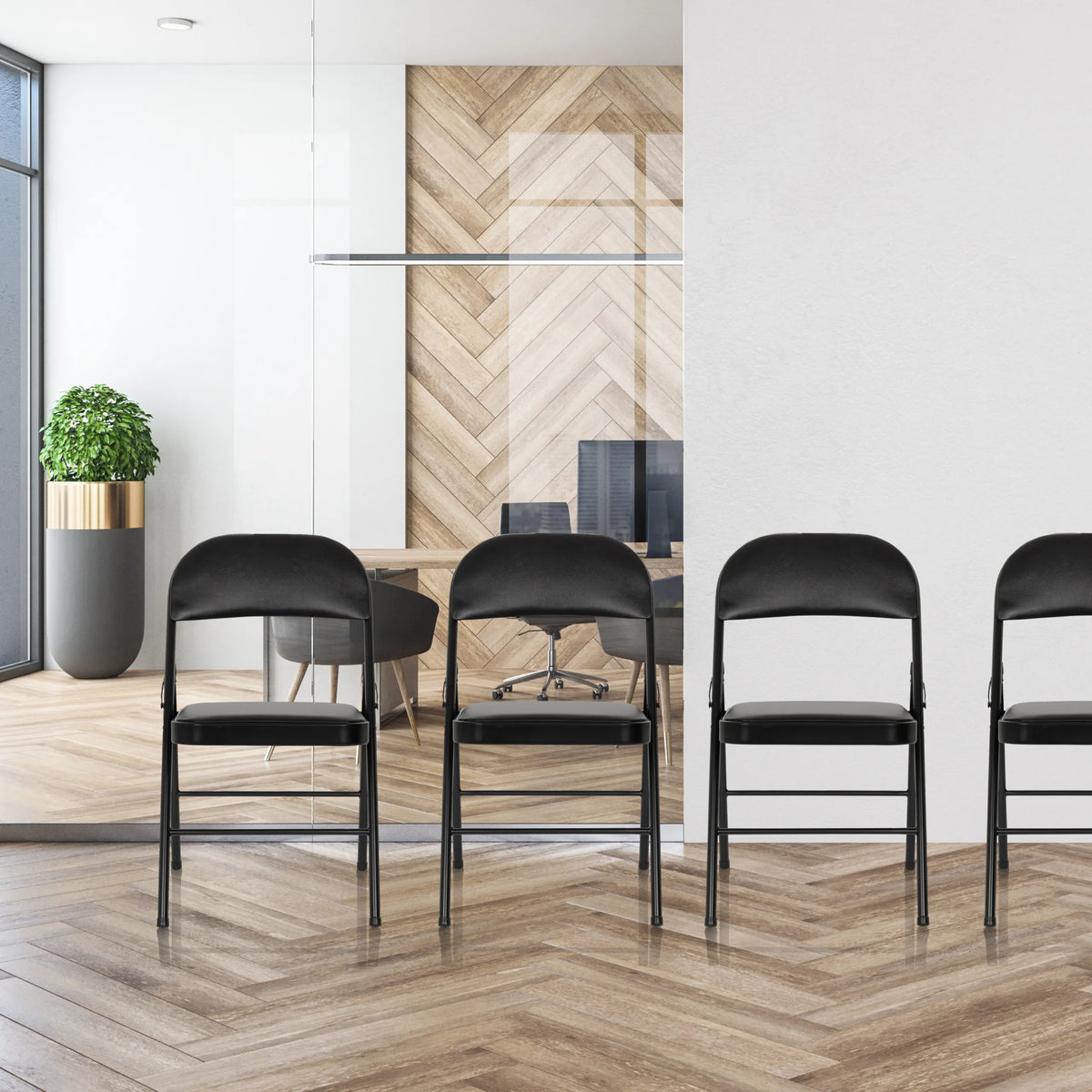 Vier zwarte TUDELA H klapstoelen met kunstlederen bekleding in een rij van hjh OFFICE