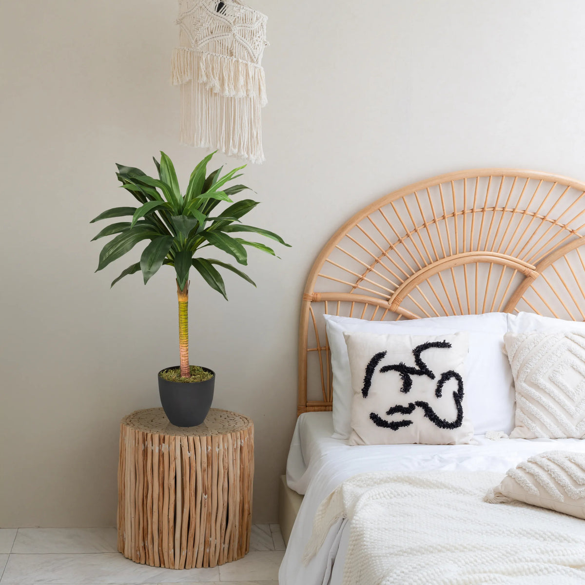 Kunstplant DRACAENA I in het groen met een donkere pot op een bijzettafel van hjh OFFICE