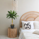 Kunstplant DRACAENA I in het groen met een donkere pot op een bijzettafel van hjh OFFICE