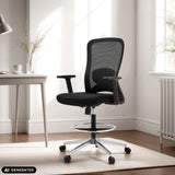Zwarte Top Work 44 werkstoel met netrugleuning en voetring van hjh OFFICE (AI-gegenereerde afbeelding)