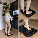 Schwarzes Balance Board ACTIV mit Noppenstruktur und orangem Rand in der Anwendung im Stehbüro von hjh OFFICE