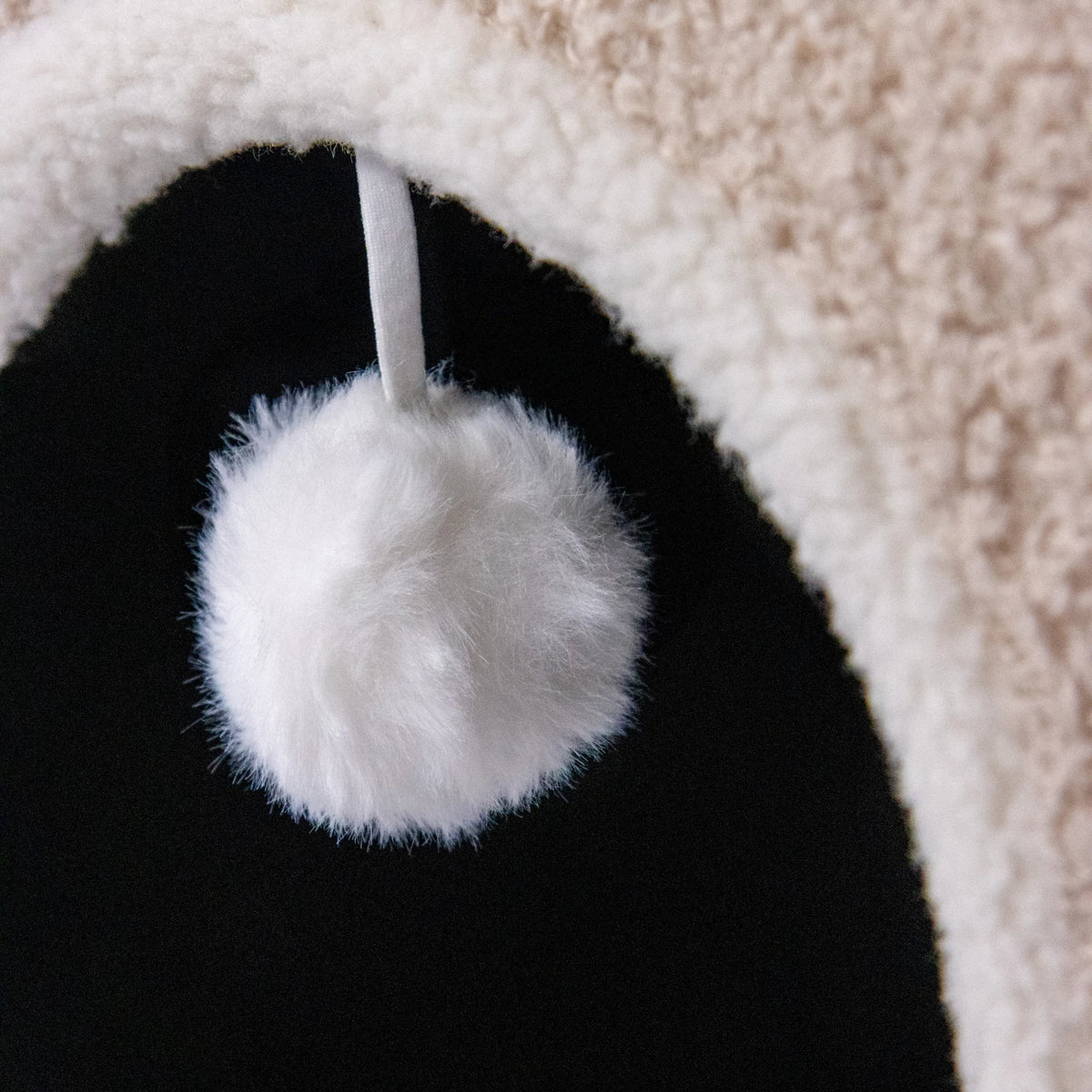 Witte pompon aan een beige kattengrot PAWY EB van hjh LIVING