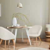 Twee witte gestoffeerde stoelen SCANDI TED met lichte houten poten aan een ronde tafel van hjh LIVING