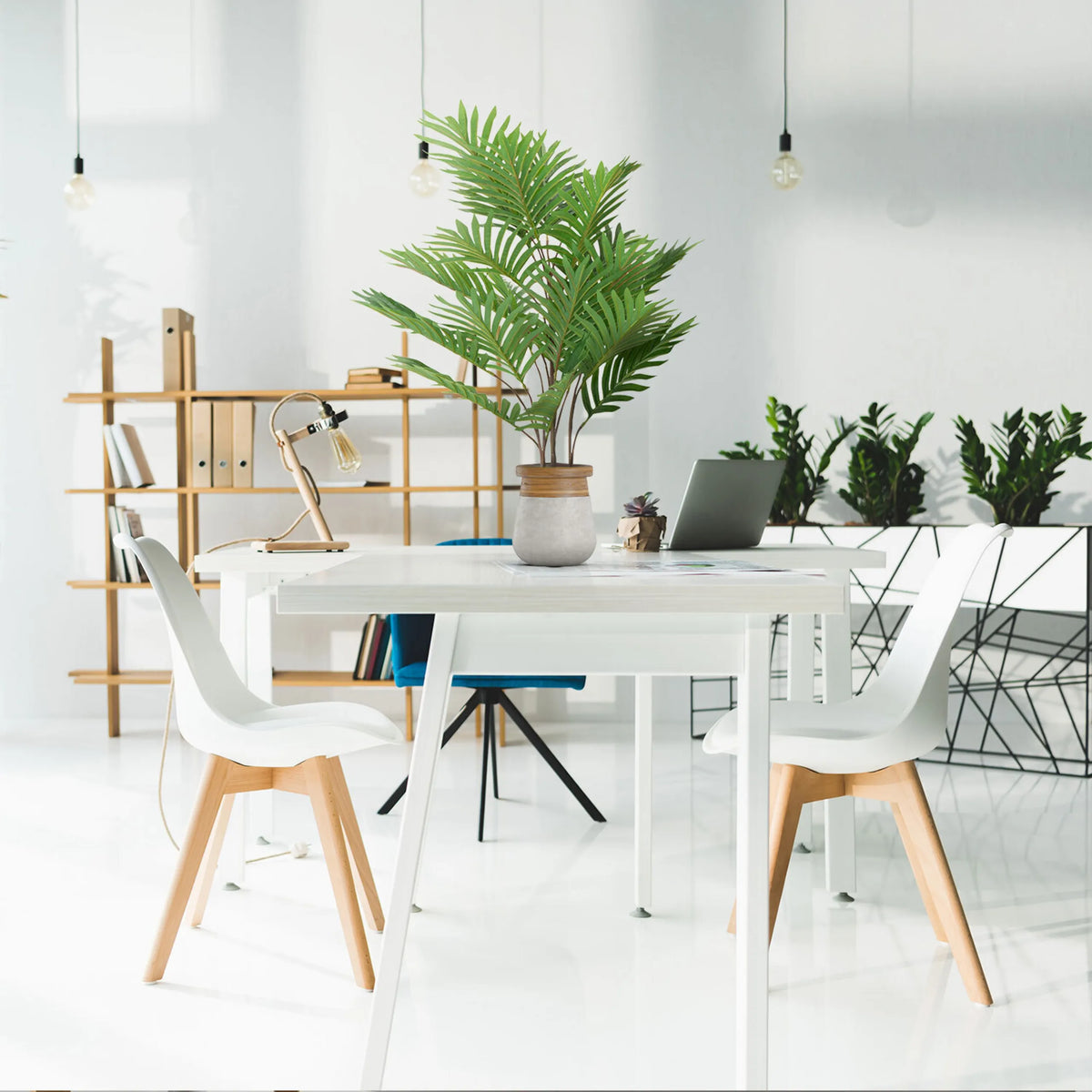 Groene kunstplant ARECA in een lichtgrijze buitenpot op een wit bureau van hjh OFFICE