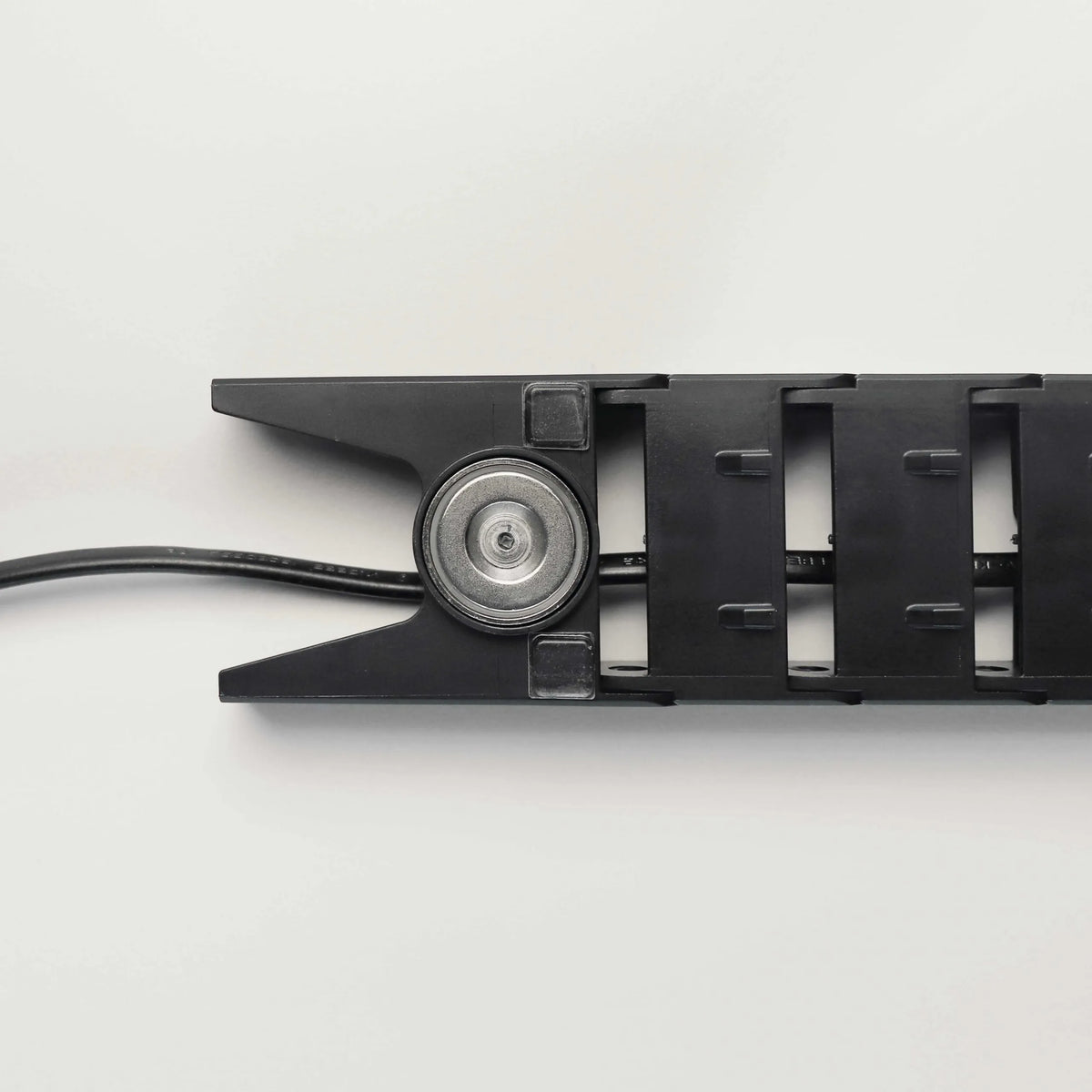 Kabelkette vertikal des Zubehörs CKVL in Schwarz mit Führungselement und Kabel von hjh OFFICE PRO