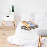 Laptop onderzetter COMFILAP III in bruin en grijs met tablet op een bed van hjh OFFICE
