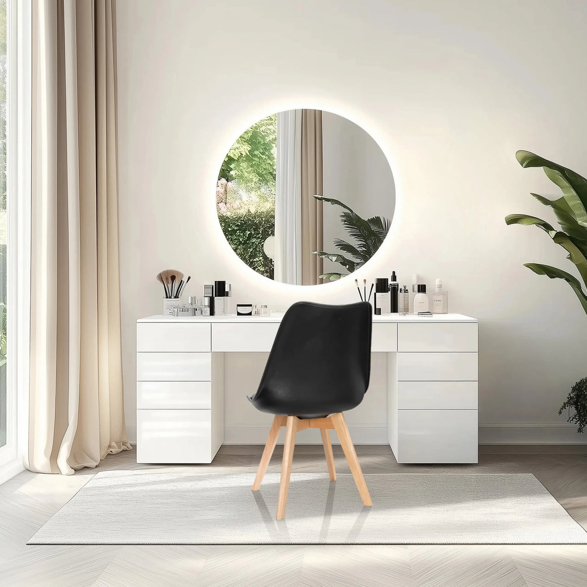 Shell-stoel SCANDI 4 in zwart met vier lichte houten poten voor een schminktafel van hjh OFFICE
