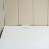 Witte beugel voor het bevestigen van de FLEXMIUT ROLL tafelverdeler op een wit tafelblad van hjh OFFICE