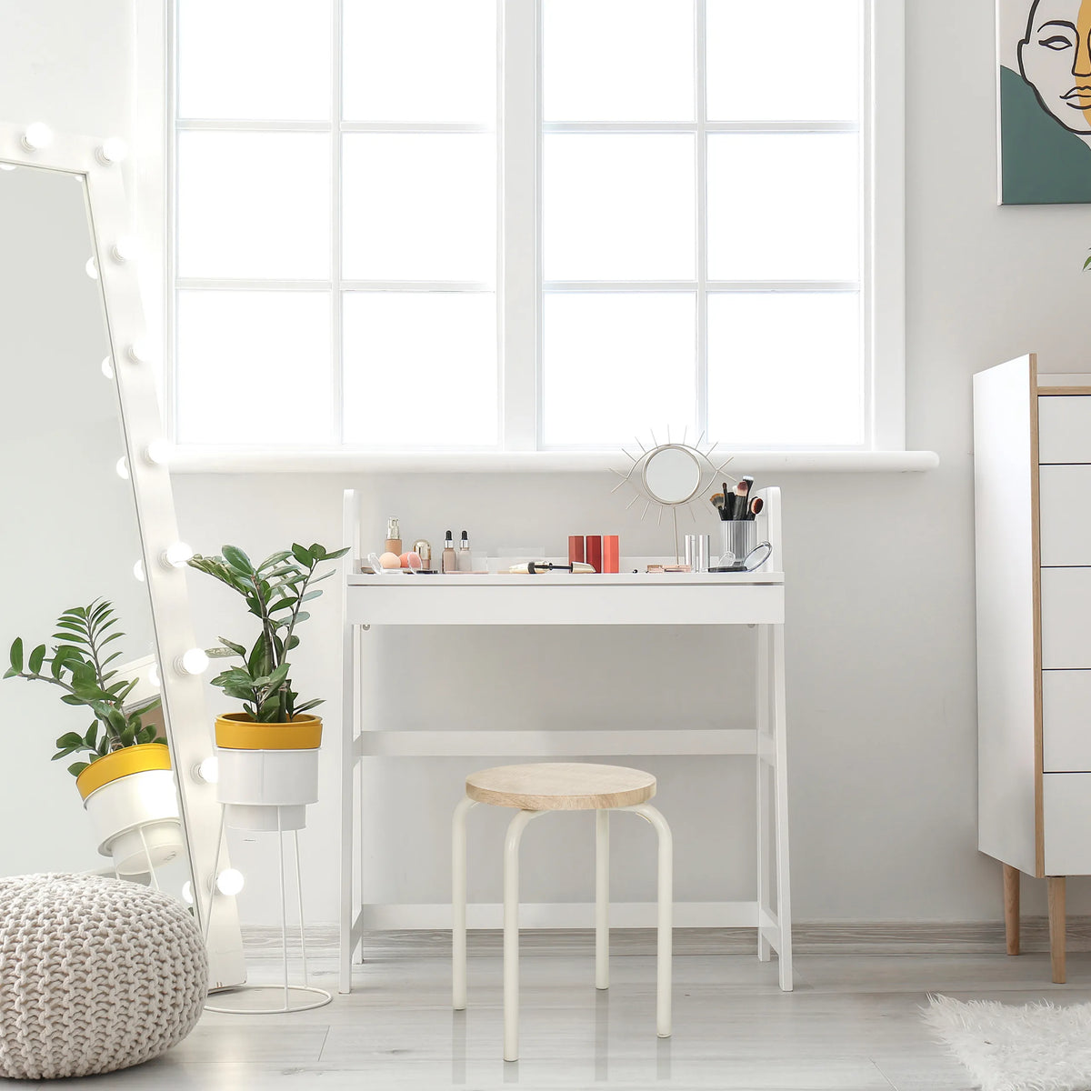 Kruk ALRANDA in het wit met een zitting in eikenlook voor een witte kaptafel van hjh LIVING