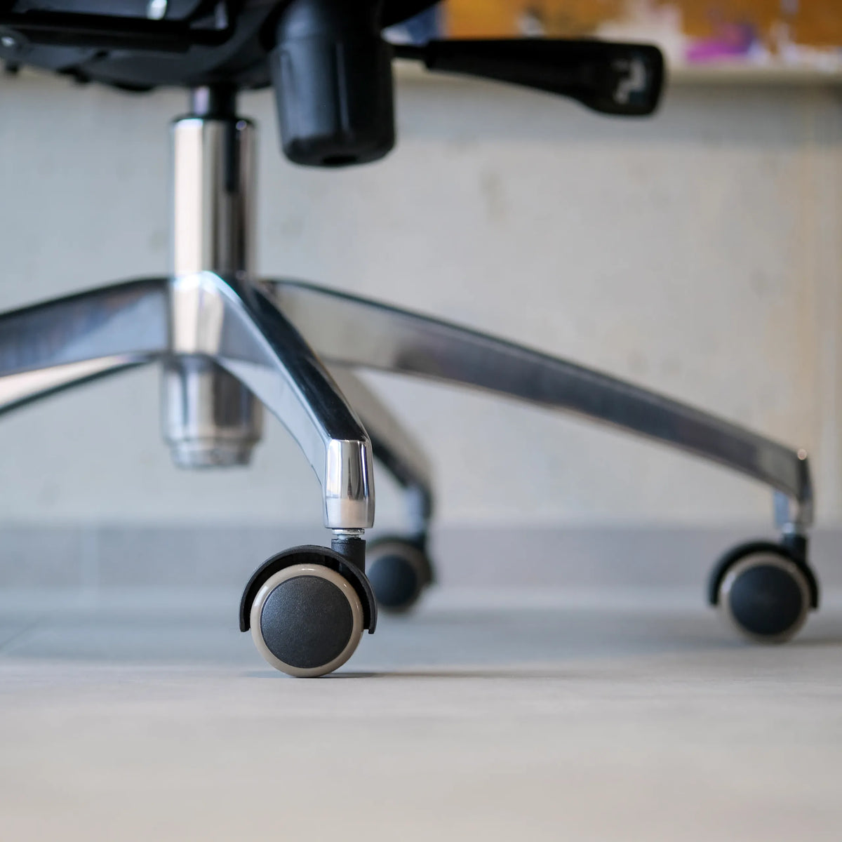 Chroomglanzend kruis met dubbele wieltjes van de luxe directiestoel ASPERA 20 van hjh OFFICE