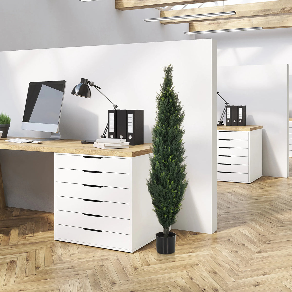 Groene Kunstplant CEDRUS in een zwarte pot in het kantoor van hjh OFFICE