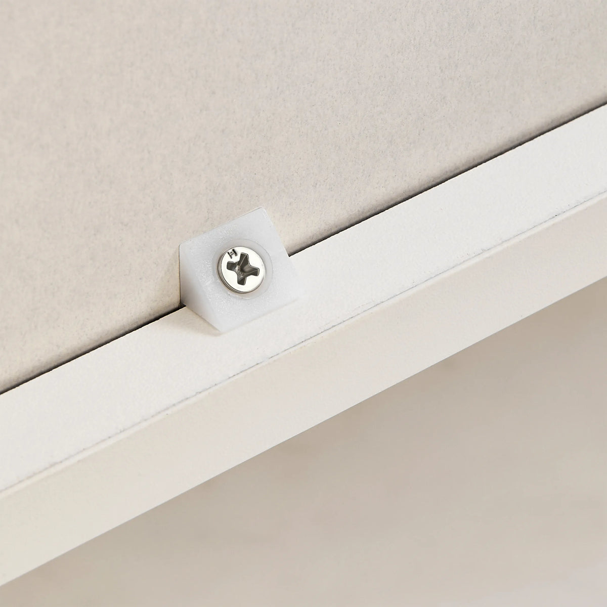 Schroefverbinding aan de witte behuizingsrand van de Hjelle K commode van hjh LIVING