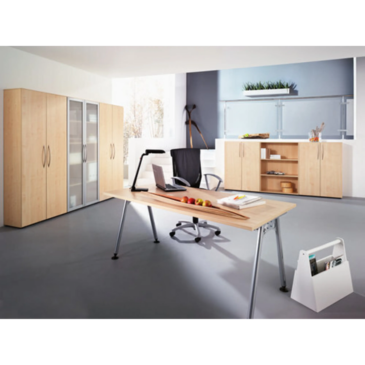 Modernes Büroensemble BETA 4980 mit Schreibtisch, Bürostuhl und Schränken in Grau und Holzoptik von hjh OFFICE PRO