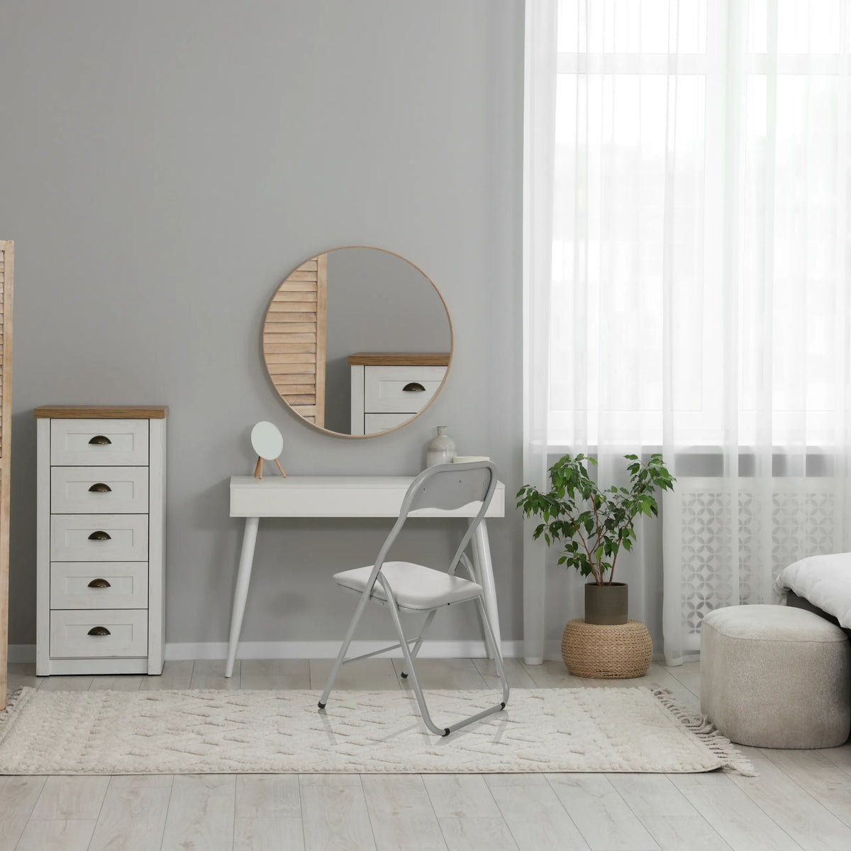Grijze klapstoel TUDELA BASIC van PVC in een lichte kamer met een witte schminktafel van hjh OFFICE
