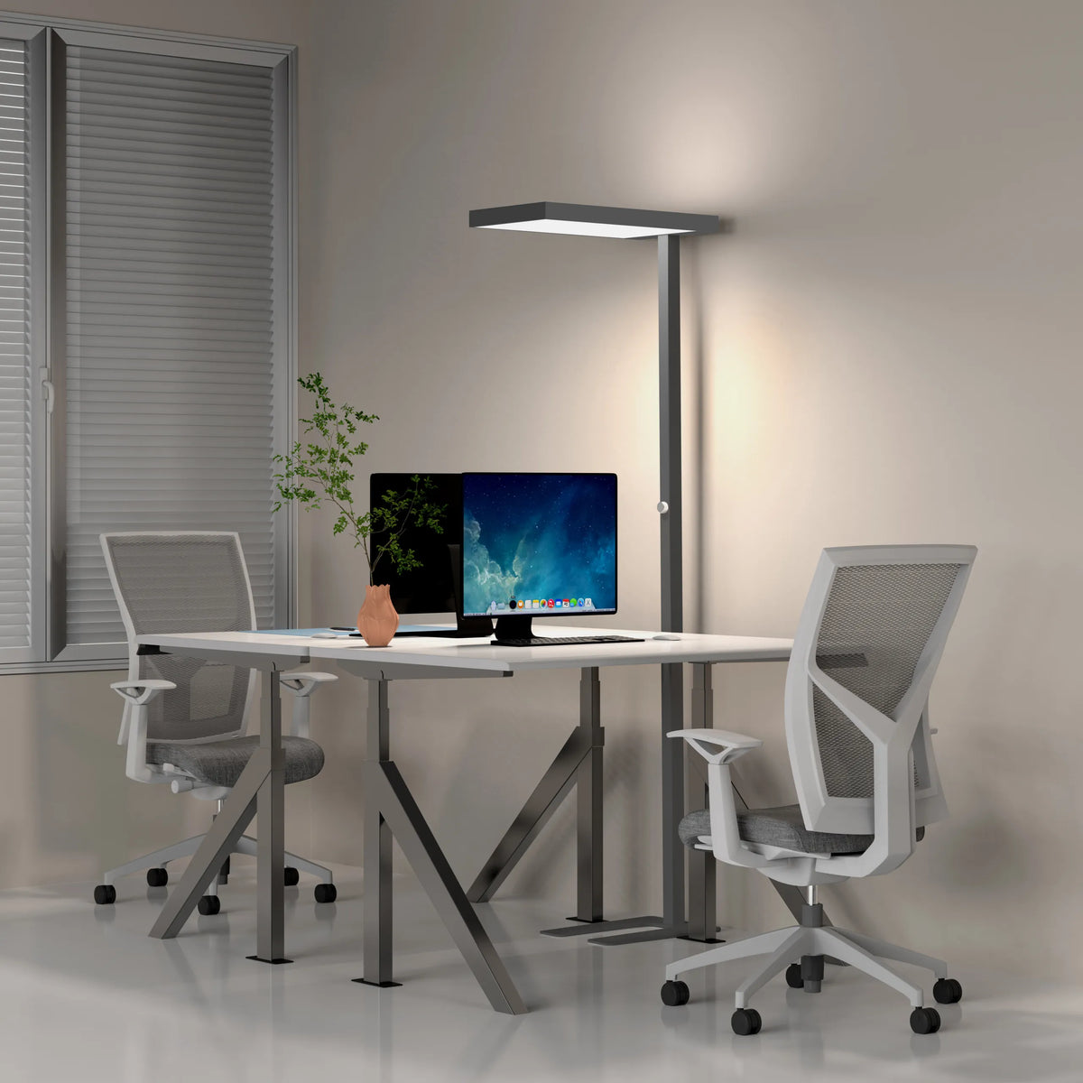 Zwarte LUMANOVA LED staande lamp met een platte kap naast een wit bureau van hjh OFFICE