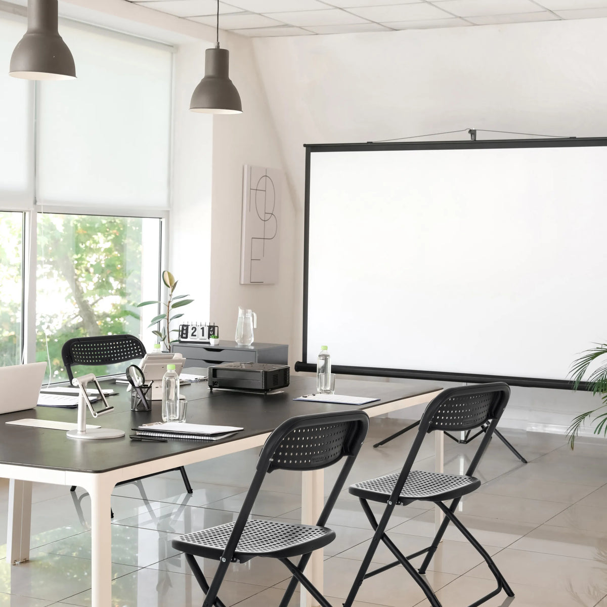 Twee zwarte Outdoor stoelen TUDELA XXL PRO met geperforeerd zitvlak aan een tafel van hjh OFFICE