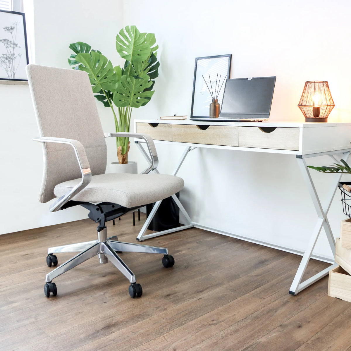 Professionele bureaustoel BESSONA in beige met armleuningen en zwenkwielen voor een wit bureau van hjh OFFICE