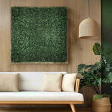 Groene plantmat LEAFLUXE 1 als vierkant wandelement boven een lichte bank van hjh LIVING