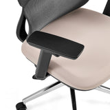 Zwarte armleuning van de professionele bureaustoel Ergomy Pro met beige stoffen zitting en donkergrijze netrugleuning van hjh OFFICE