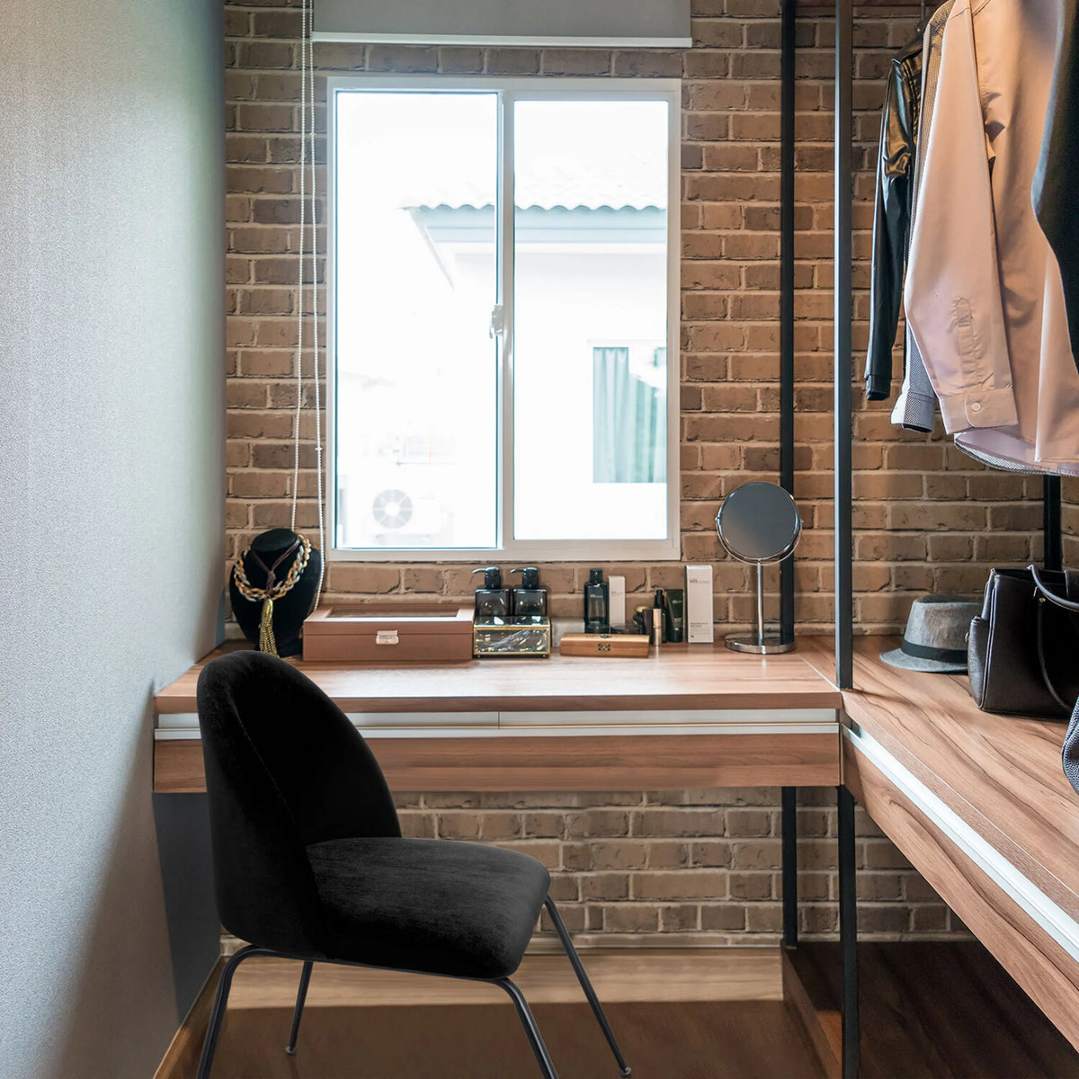 Zwarte gestoffeerde stoel VELVO met slanke metalen poten voor een houten schminktafel van hjh OFFICE