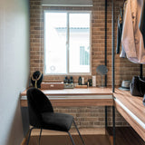 Zwarte gestoffeerde stoel VELVO met slanke metalen poten voor een houten schminktafel van hjh OFFICE